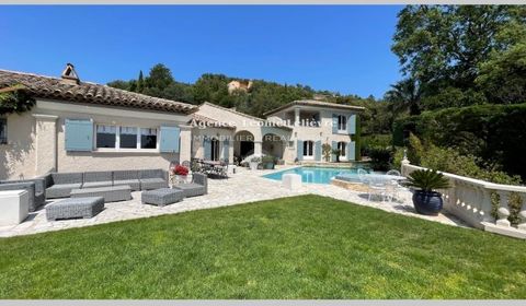 Pretty sea and hills views for this villa located in a secure residence near the medieval village of Grimaud in the Var. It comprises entirely on one level a large living/dining room with fireplace and high ceilings, an open and equipped kitchen with...