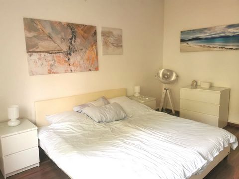 Beautiful, bright 3-room apartment on the the first floor, protected from view by front garden, with - Living room with dining area - Daylight bathroom - kitchen with balcony to the garden, - spacious bedroom quietly situated towards the garden, - Gu...