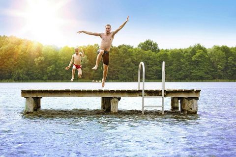 Enfants bienvenus ! Parc de vacances familial au milieu du paysage enchanteur de forêts et de lacs de la petite région des lacs du Mecklembourg - directement sur le lac Granzow, à mi-chemin entre Berlin et la mer Baltique. Le lac est relié à la 