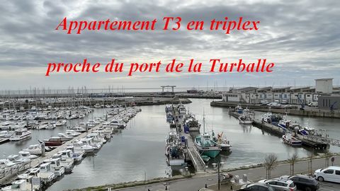 44420 - LA TURBALLE proche MER et commerces. Eric PIRAUD vous propose cet agréable et confortable T3 en triplex d'environ 80 m² utiles avec vue mer, en excellent état. Il possède une belle pièce de vie lumineuse d'environ 37 m² avec sa cuisine ouvert...