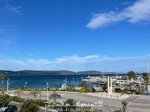 Dans une résidence prisée, sécurisée et idéalement située en front de mer, découvrez ce charmant appartement qui dispose d'une superbe terrasse de 36 m2 offrant une vue imprenable sur la mer et le port, vous invitant à vivre l'art de vivre méditerran...