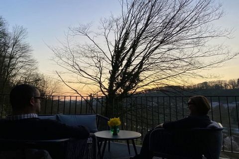 This cosy and well-furnished 68 m² house is ideal for up to 4 guests and is perfectly located on the edge of Durbuy, just 200 m from the town center. Enjoy a peaceful stay with modern comforts including central heating, free Wi-Fi, and a private gara...