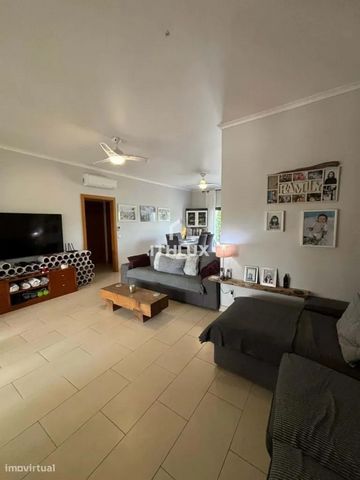 Propriedade Excepcional de 3 Quartos com Apartamento Separado no Cênico Sotavento Algarvio. Apresentando uma notável residência de 3 quartos e 2 casas de banho com um apartamento independente no primeiro andar, perfeitamente situado no pitoresco sopé...