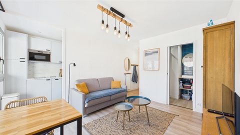 Rare! In the hyper city center less than 2 minutes walk from the Grande Plage in a luxury building. Studio on a high floor without vis-à-vis and in a quiet area. Consisting of an independent entrance, living room with terrace access (double bay windo...