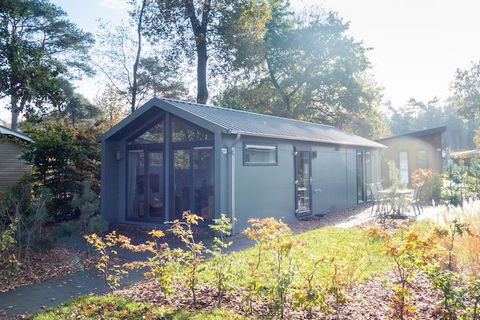 Dit vrijstaande, gelijkvloerse chalet staat op het ruim opgezette en bosrijke Resort De Wije Werelt. Weg van alle drukte op de Veluwe, direct naast Nationaal Park De Hoge Veluwe. Op slechts 300 m. van het vakantiepark, vindt u er de zandverstuiving H...