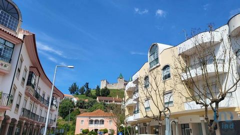 Espaço Comercial de Excelência no Centro de Porto de Mós Descubra esta oportunidade única para estabelecer o seu negócio no coração de Porto de Mós, no distrito de Leiria. Situado numa das principais avenidas da vila, este espaço comercial destaca-se...