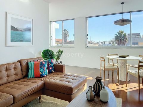 Descubra este encantador apartamento localizado na cidade de Cascais. Este imóvel espaçoso e luminoso oferece um quarto, duas casas de banho, uma área bruta de 103m² e está totalmente mobilado e equipado. Construído em 2017, este apartamento apresent...