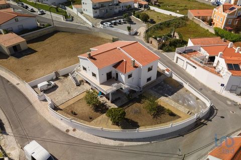 MORADIA COM 2 PISOS INDEPENDENTES NA FOZ DO ARELHO Esta moradia de dois andares independentes, com vista para a Lagoa de Óbidos está inserida no coração da tranquila vila da Foz do Arelho. Esta magnífica localização, oferece uma vivência tranquila e ...