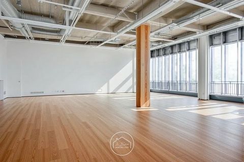 La Bastide Immobilière vous propose à la vente ce local commercial d’une superficie de 398 m2. idéalement situé dans un quartier recherché du 8ᵉ arrondissement de Marseille avec un fort potentiel pour votre activité. Vendu brut, il vous permettra d’a...