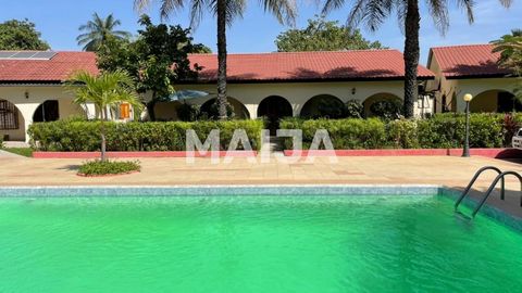 Ervaar de perfecte mix van comfort en gemak in deze prachtige eengezinswoning in Brufut, Gambia. Deze woning met 3 slaapkamers en 2 badkamers ligt in het hart van Brikama en beschikt over een ruime woonoppervlakte van 114 vierkante meter, met extra r...