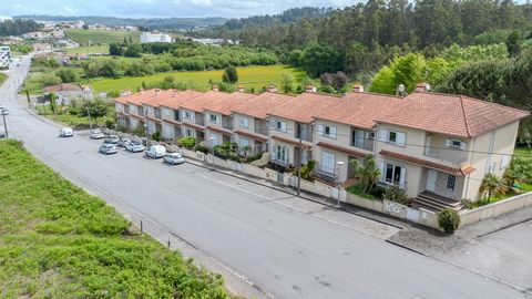 Moradia T3 em banda, localizada em Travanca, Santa Maria da Feira. Composta por: Cave elevada: - Garagem para 3 ou 4 carros com acesso ao piso superior; - Lavandaria e casa de banho; Rés do Chão: - Cozinha e sala de jantar em open space com acesso ao...