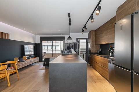 Descubre esta espectacular vivienda de estilo moderno con influencias japonesas, situada en pleno centro de Badalona y a escasos minutos caminando de la playa. Una ubicación inmejorable que combina lo mejor de la vida urbana con la tranquilidad del m...