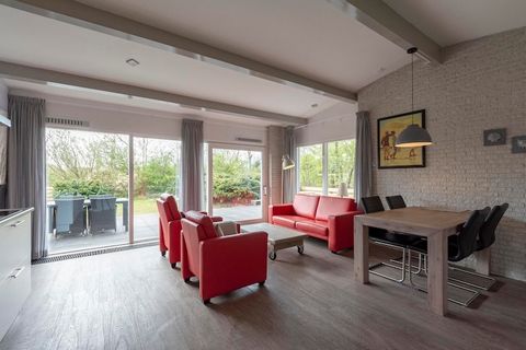 Stylish Beachside Escape Located on the quiet, car-free Garnekuul park, this modern holiday home is the perfect getaway just a 10-minute stroll from the stunning Callantsoog beach. The house features a bright interior with tasteful decor, a spacious ...