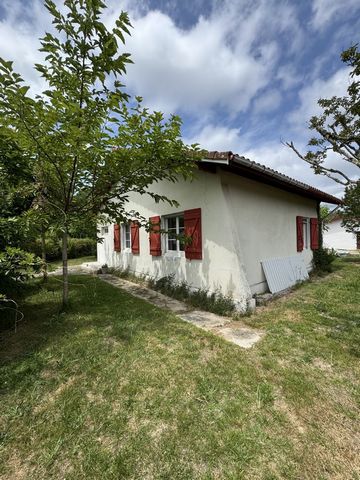 Gelegen in Mimizan, is dit huis van ongeveer 70 m2 woonoppervlak een geweldige kans voor een eerste investering. Dit huis biedt een goed potentieel voor ontwikkeling of modernisering. Het is perfect voor een jong stel of een alleenstaande. Neem nu co...