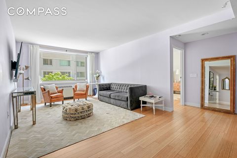 Espacioso edificio de 2 dormitorios y 2 baños con un diseño generoso, reducción de impuestos y servicio completo. Bienvenido a 40 West 116th Street #B302 aproximadamente 1,145 pies cuadrados de espacio habitable inteligentemente diseñado en esta casa...