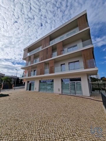 portunidade Única: Espaço Comercial de Excelência em Albufeira, Apresentamos uma oportunidade imperdível para o seu negócio prosperar em Albufeira. Este notável espaço comercial, com 86 m² de área bruta, está estrategicamente localizado numa urbaniza...