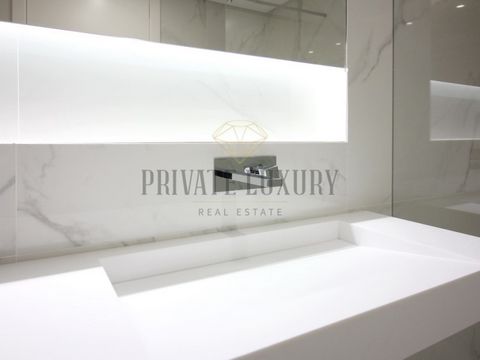 Luxuoso apartamento duplex T3+1 em prédio composto por três pisos, com três suítes, situado numa rua tranquila e arborizada no coração de Carcavelos. Com uma área generosa de 246 m², este imóvel destaca-se pelos acabamentos premium de design italiano...