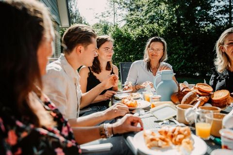 Discover the charm of this premium holiday home in Scherpenzeel, offering a spacious 133 m² of luxurious comfort. Ideal for families or small groups, the detached property features three stylish bedrooms with twin boxspring beds (90x200 cm), ensuring...