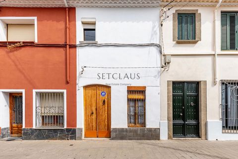 Descubre esta joya por reformar en pleno corazón de El Masnou, en una encantadora calle peatonal a solo unos pasos del mar, y de la estación de tren. Una ubicación privilegiada, con jardín privado delante de casa con posibilidad de hacer una remonta ...