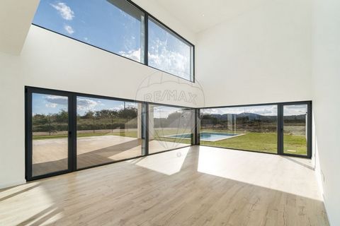 On the border between Loures and Venda do Pinheiro (Mafra) live luxury and modernity in this impressive property. This magnificent villa sublimely combines sophistication and comfort, benefiting from a privileged location that offers quick access to ...