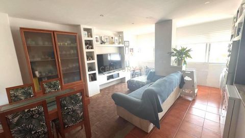 Apresento-lhe um apartamento tipologia T3, com cerca de 94 metros na Póvoa de Santo Adrião, junto ás escolas e todo o tipo de comércio e serviços. Este apartamento de 4 assoalhadas, tem 1 casa de banho toda remodelada, uma cozinha e sala em open spac...