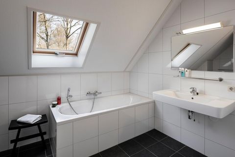 In het Drentse Ruinen staat deze leuke villa op een groene kavel. Met 3 slaapkamers is de villa groot genoeg voor 6 personen. Dat is perfect voor een gezin met kinderen. Het huis beschikt over een tuin met tuinmeubilair. Vanuit Buitenplaats De Marke ...