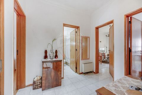 Oportunidade de Investimento em Queijas T2 com Arrendamento Antigo Apartamento T2 localizado no 3º andar de um prédio sem elevador, em pleno coração de Queijas. Este imóvel é uma oportunidade exclusiva para investidores. O imóvel, com uma área bruta ...