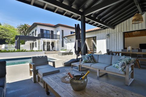Entdecken Sie die Villa El Recreo, eine herrliche Villa zur Miete in Biarritz, ideal für einen Urlaub mit Familie oder Freunden an der baskischen Küste. Dieses prestigeträchtige Anwesen liegt in einer begehrten Wohngegend und profitiert von einer pri...