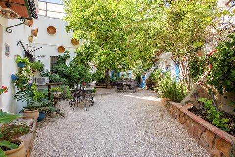 Apartamento rural con piscina y jacuzzi situado en un antiguo cortijo andaluz, en Rute, Córdoba. Se trata de la buhardilla del Cortijo con entrada y la zona de barbacoa privada. En el cortijo podrá disfrutar de la piscina y de la terraza con jacuzzi,...