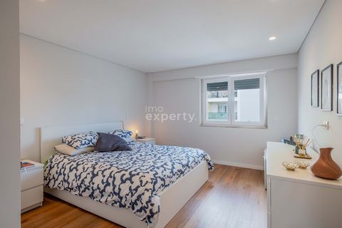 Apaixone-se por este T2 totalmente remodelado, onde a luz natural invade cada divisão, criando um ambiente harmonioso e acolhedor. Localizado no centro da Venda do Pinheiro, este apartamento está a poucos passos de tudo o que precisa: comércio, escol...