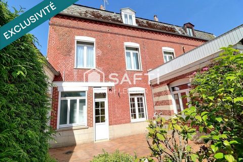 Charmante maison de ville très soignée, dans son écrin de verdure avec des dépendances et un verger . Peu courant sur le marché Solesmois!