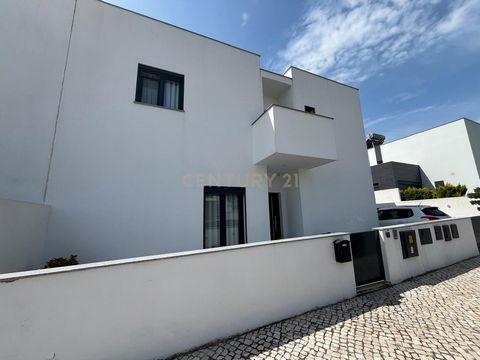 A moradia encontra-se em excelente estado de conservação e beneficiou de melhorias em relação a moradias semelhantes na mesma urbanização, por ter sido comprada ainda em fase de construção. O piso radiante nos dois andares é suficiente para o aquecim...