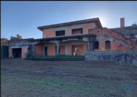 Terreno com benfeitorias, construção de moradia já com todas as estruturas edificadas. Possibilidade de duas entradas distintas com excelente exposição solar. Existe levantamento topográfico se necessário Ficou curioso? Entre em contacto comigo! #ref...