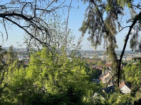Hier wordt u een unieke woning in Gablenberg aangeboden. Twee leegstaande woongebouwen met aangrenzend tuinperceel van meer dan 1100 m². Met een schitterend uitzicht over Stuttgart. De voorste woonbouw is gelegen in een rustige woonwijk met veel open...