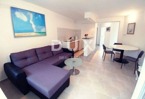 Location: Primorsko-goranska županija, Crikvenica, Jadranovo. CRIKVENIČKA RIVIJERA, JADRANOVO - apartment 41.67 m2 We are selling an apartment on the first floor of a house in which there are four other apartments. It consists of a kitchen, bedroom, ...