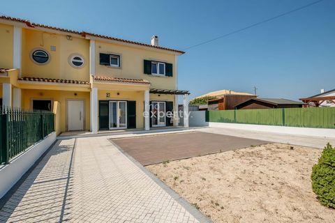 Dans cette villa avec à l’origine 4 chambres, l’une d’entre elles a été transformée en une généreuse salle à manger - parfaite pour réunir la famille et profiter de bons moments à table. À l’extérieur, le charme continue : un barbecue et un four à bo...