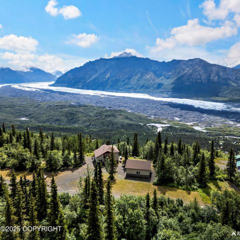 Veel huizen in Alaska hebben een uitzicht - maar niet zo'n uitzicht. Voeg toegang tot de snelweg toe EN een landingsbaan om op te taxiën ... en je leeft de droom van Alaska. Vanaf je plek hoog op de heuvel van de door de staat onderhouden Glenn Highw...