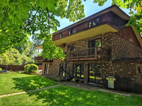 Earthly paradise! Island house! The countryside in the city! Spacious waterfront home, countryside in town. Set aside enough time to visit, you won't want to leave the island!
