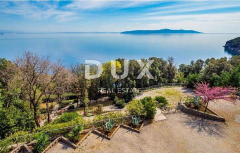OPATIJA, MOŠĆENIČKA DRAGA - Investeringspareltje: Afgelegen villa, direct aan zee Deze kans komt zelden op de markt! Een indrukwekkende vrijstaande villa, direct aan zee, staat te koop, gelegen in een rustige en afgelegen omgeving, op slechts een paa...
