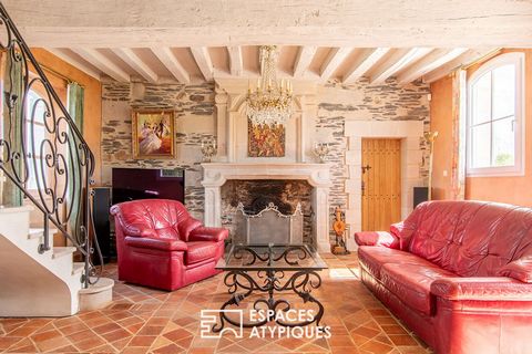 In a peaceful environment, only 15 minutes from Angers, this farmhouse of about 210 m2 combines old character and modern comfort. Renovated with care, with respect for its authenticity, it offers a rare and warm living environment. On the ground floo...