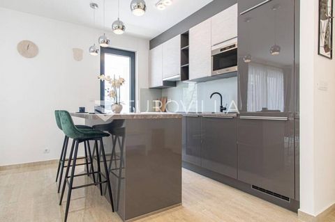 Žnjan, a beautiful one-room apartment of 46 m2, located in a new building in a great location. It consists of an entrance area, a living room, a kitchen with a dining room, a bedroom, a bathroom, an external covered area (22.55 m2) and a front garden...