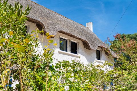 Located in a quiet cul-de-sac, this charming thatched cottage of 270 m2 with generous volumes benefits from a green plot of more than 2800 m2 at the gates of the International Golf of La Baule. The entrance to the thatched cottage reveals a spacious ...