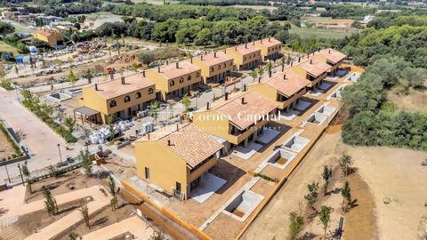 Turó de Regencós is een unieke woonwijk in de omgeving, 45 halfvrijstaande huizen met uitzicht op drie winden, die genieten van enorme tuinen met een privézwembad en/of een gemeenschappelijk zwembad. Het project is gebaseerd op een woonstijl om 12 ma...