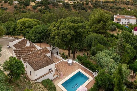 Authentic country house located on the outskirts of Alhaurin el Grande towards Mijas only 10 minutes driving to Alhaurin Golf. The house has a lot of character and has been renovated keeping the traditional style. The house is one level features a co...