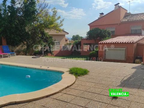 Villa with a plot of 700m2 with entrance through 2 streets, a few meters from the La Vallesa Natural Park, 15 minutes by car from the city of Valencia. Swimming pool with solarium area, closed garage for vehicles, consolidated garden and paellero. Th...