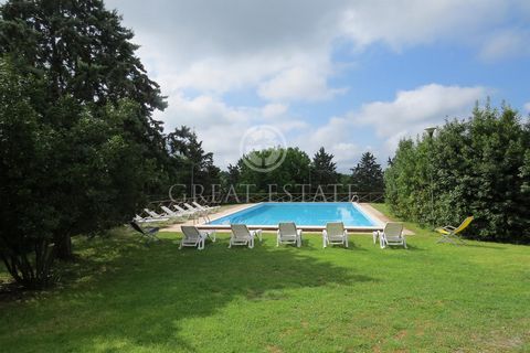 This beautiful property is located in the municipality of San Venanzo, near a small village within walking distance to a gorgeous natural park and an exceptional restaurant. The farmhouse measures to 430 square meters and includes two side porches, e...