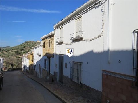Dit herenhuis is gelegen in het rustige dorpje La Carrasca, maar slechts 20 minuten van het historische stadje Martos, in de provincie Jaen in Andalusië, Spanje. Het wordt te koop aangeboden met het meubilair inbegrepen en heeft een ruime volkstuin d...