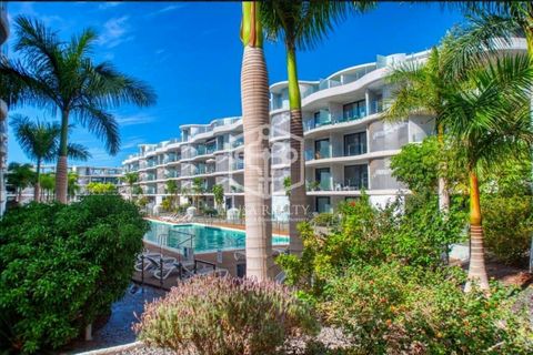Fantastic apartment located in the residential Las Olas in El Palm Mar, south of Tenerife. The 85 m2 are distributed in: equipped kitchen open to the bright and spacious living room, 2 bedrooms and 2 bathrooms. It also has 27 m2 of terraces, one with...