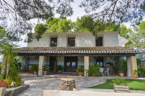 Rustic style house with plot and pool, located on the outskirts of Mula (Murcia). Mula is a nice town in the center of the ldquo;Region of Murciardquo; (south-eastern Spain), with about 18,000 population. It has supermarkets, clinic, theatre, pharmac...