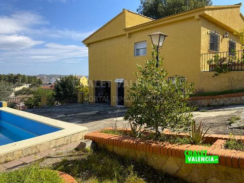 Villa with pool 500 meters from the Montroy downtown, next to the public school, 30 minutes by car from the city of Valencia. Rustic plot of land of 1730m2 with garden and beautiful views. The main house has 200m2 built on 2 independent floors, ideal...